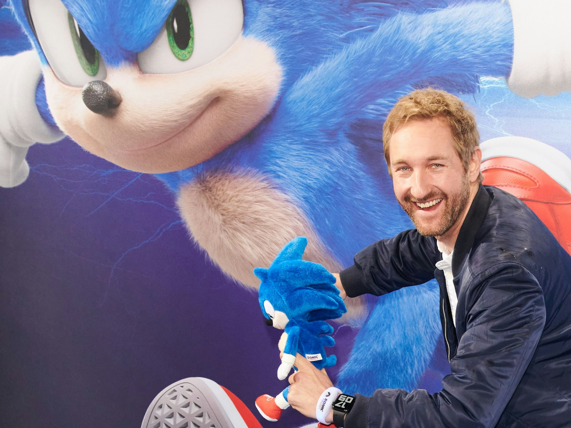 Daniel Boschmann lächelt mit einer „Sonic“-Figur in der Hand in die Kamera.