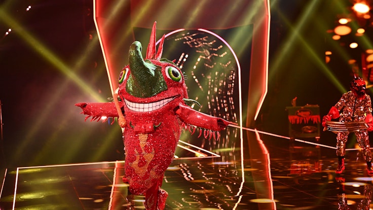 Die Chili performt am 16. Oktober 2021 auf der „Masked Singer“-Bühne. Hinter dem Kostüm verbirgt sich „Tagesschau“-Sprecher Jens Riewa.