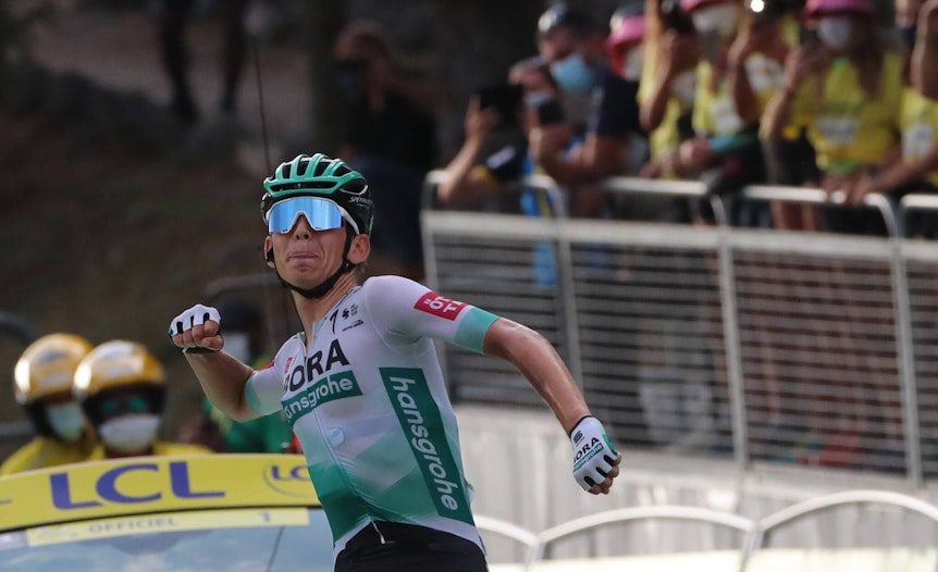 Lennard Kämna bejubelt seinen Etappensieg bei der Tour de France 2020.