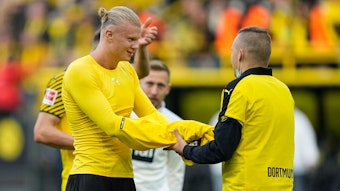 Erling Haaland schenkt einem Flitzer nach dem Sieg von Borussia Dortmund gegen Mainz 05 sein Trikot.