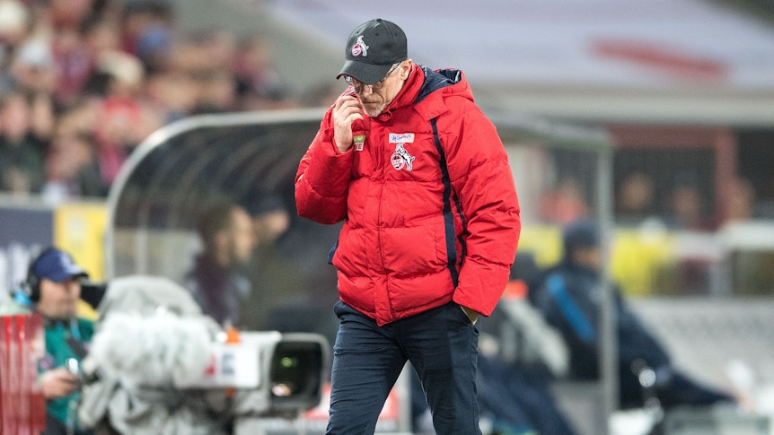 Trainer Peter Stöger vom 1. FC Köln reagiert an der Seitenlinie bei einer Niederlage.