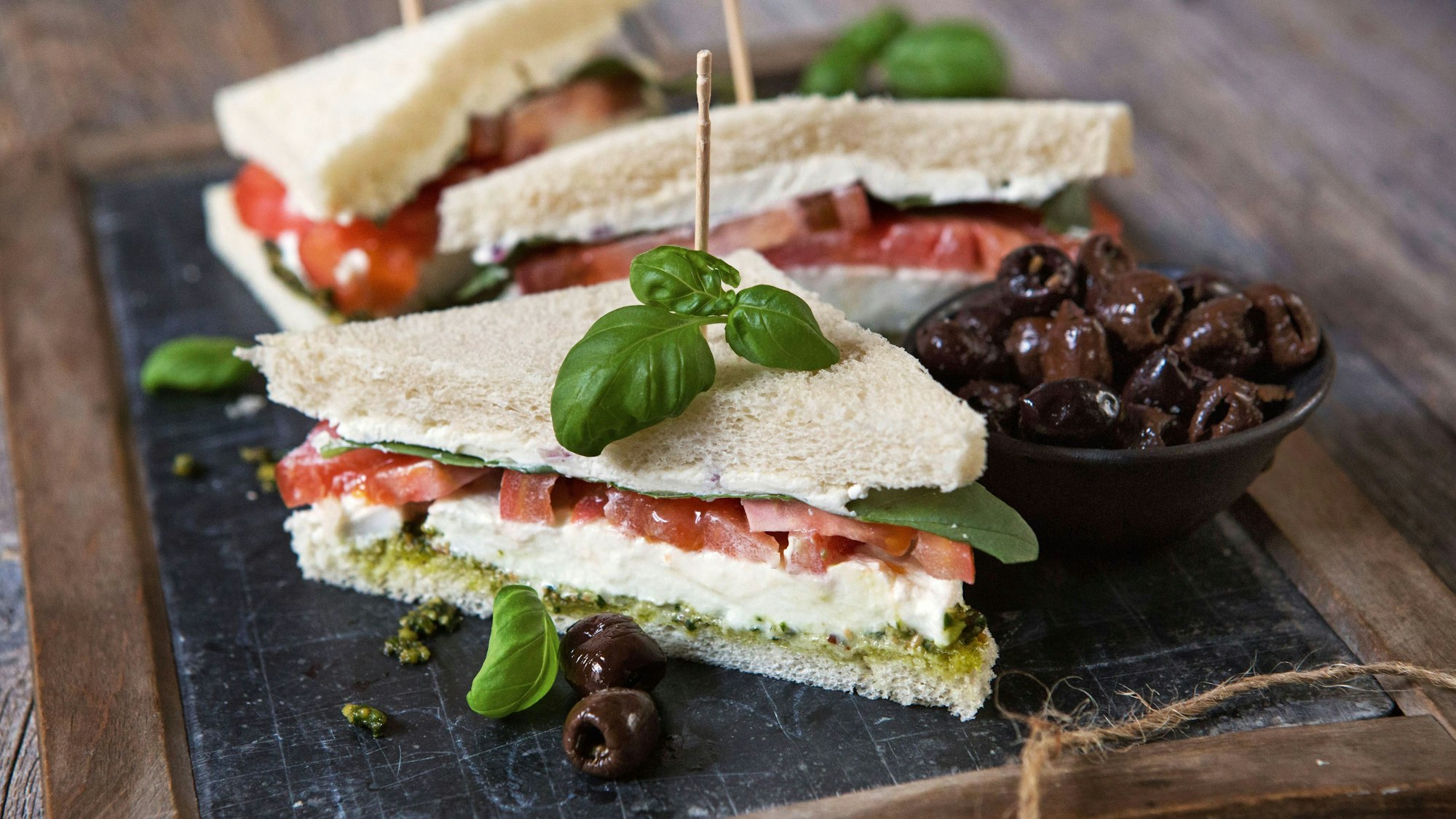 Bei Aldi wird es bald vegane Thunfisch-Sandwiches geben. Auf dem Foto (aufgenommen 27. Februar 2014) sieht man eine italienischenSandwich-Variante, das Tramezzini, wo Tomate, Mozzarella und Basilikum auf den Toast kommen.