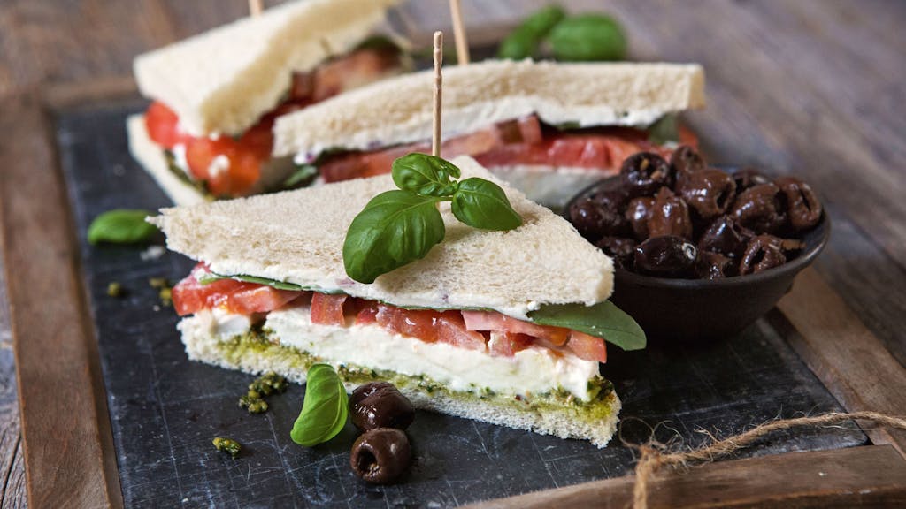 Bei Aldi wird es bald vegane Thunfisch-Sandwiches geben. Auf dem Foto (aufgenommen 27. Februar 2014) sieht man eine italienischen&nbsp;Sandwich-Variante, das Tramezzini, wo Tomate, Mozzarella und Basilikum auf den Toast kommen.&nbsp;