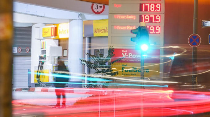 Ein Mann wartet am frühen Morgen an der Straße vor einer Tankstelle. Die Kraftstoffpreise haben in Deutschland ein Rekordhoch erreicht.