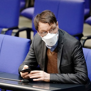 Karl Lauterbach, Gesundheitsexperte der SPD, sitzt im März 2021 im Bundestag.