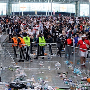 Geschmissene Absperrgitter am Wembley-Stadion in London beim EM-Finale.