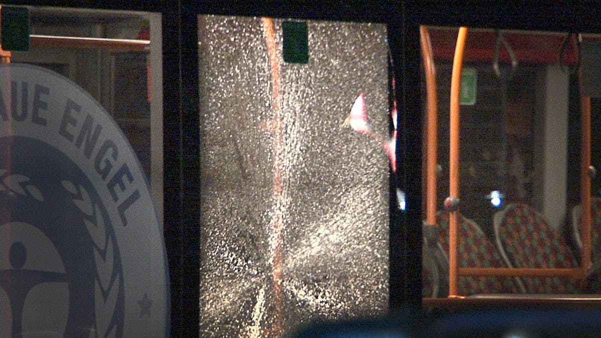 Ein zersplitterte Scheibe ist am späten 23.03.2014 in einem Linienbus in Castrop-Rauxel (Nordrhein-Westfalen) zu sehen.&nbsp;