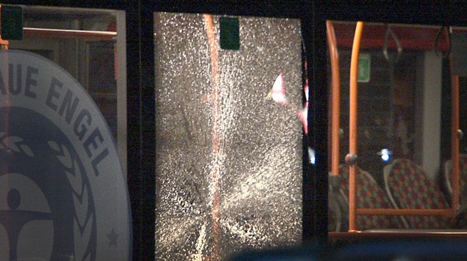 Ein zersplitterte Scheibe ist am späten 23.03.2014 in einem Linienbus in Castrop-Rauxel (Nordrhein-Westfalen) zu sehen.