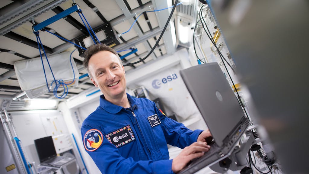 Der deutsche Astronaut Matthias Maurer fliegt bald ins All.&nbsp;Auf dem Foto (aufgenommen 25. September 2018) sieht man Matthias Maurer, ESA-Astronaut, der in einem Modell des Columbus-Moduls der Internationalen Raumstation ISS steht.&nbsp;