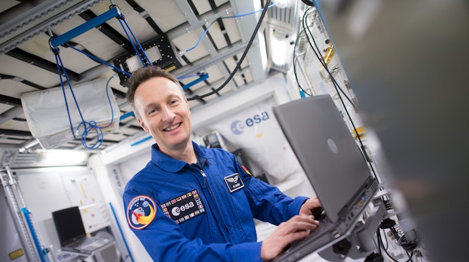 Der deutsche Astronaut Matthias Maurer fliegt bald ins All. Auf dem Foto (aufgenommen 25. September 2018) sieht man Matthias Maurer, ESA-Astronaut, der in einem Modell des Columbus-Moduls der Internationalen Raumstation ISS steht.