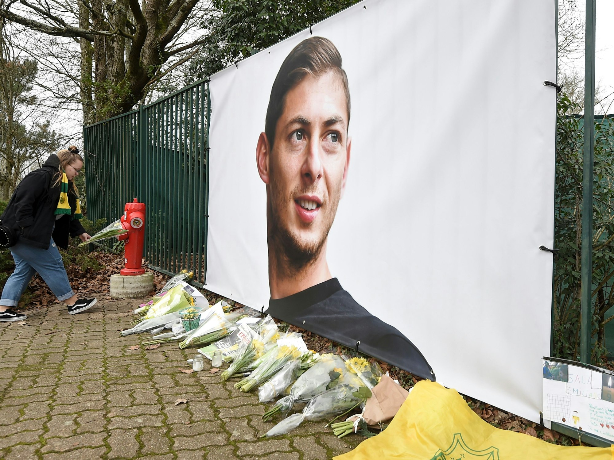 Nantes: Blumen werden vor einem Bild des argentinischen Fußballspielers Emiliano Sala am 24. Januar 2019 niedergelegt