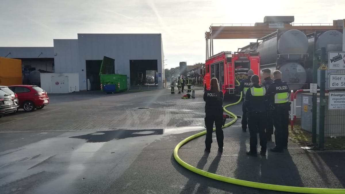 Feuerwehr- und Polizeikräfte stehen in einem Industriegebiet in Köln-Rondorf.