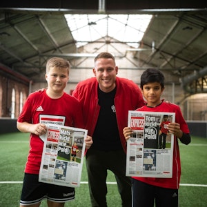 Mats, Tom und Mo-Torres posieren mit ihren EXPRESS-Seiten bei Lukas Podolskis Strassenkicker.Camp.
