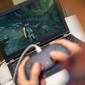 Ein junger Mann spielt am 18. November 2019 am Laptop ein Konsolengame via Google stadia.