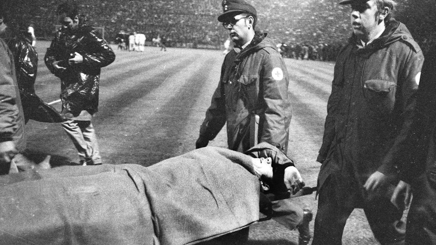 Roberto Boninsegna von Inter Mailand wird am 20. Oktober 1971, nach dem Büchsenwurf vom Bökelberg, vom Platz getragen. Borussia Mönchengladbach besiegt Inter an diesem Abend im Europapokal 7:1, das Ergebnis wird später annulliert.