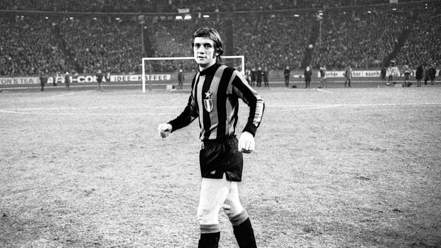 Roberto Boninsegna von Inter Mailand nach dem 0:0 gegen Borussia Mönchengladbach im Europapokal der Landesmeister am 1. Dezember 1971 im Berliner Olympiastadion. Er blickt in die Kamera des Fotgrafen.