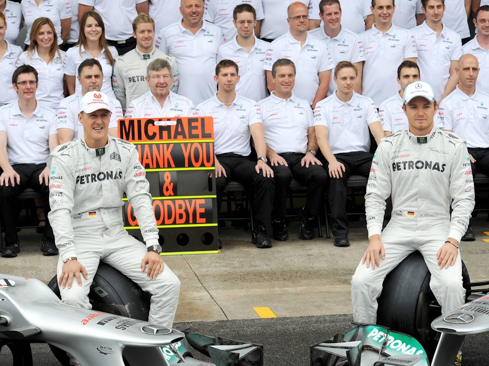 Beim Mercedes-Abschieds von Michael Schumacher 2012 in Brasilien: Nico Rosberg sitzt rechts
