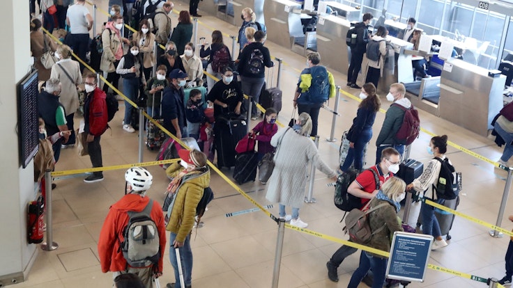 Reisewelle am Flughafen Köln/Bonn am 8. Oktober 2021. Am ersten Herbstferienwochenende gab es laut Airport ein Aufkommen von rund 87.000 Passagieren.