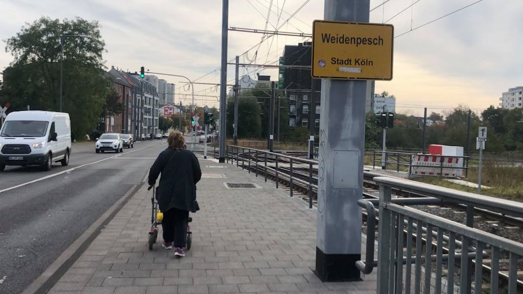 Bereich der KVB-Haltestelle „Wilhelm-Sollmann-Straße“: Anwohner ärgern sich über neuen langen Fußgänger-Weg.