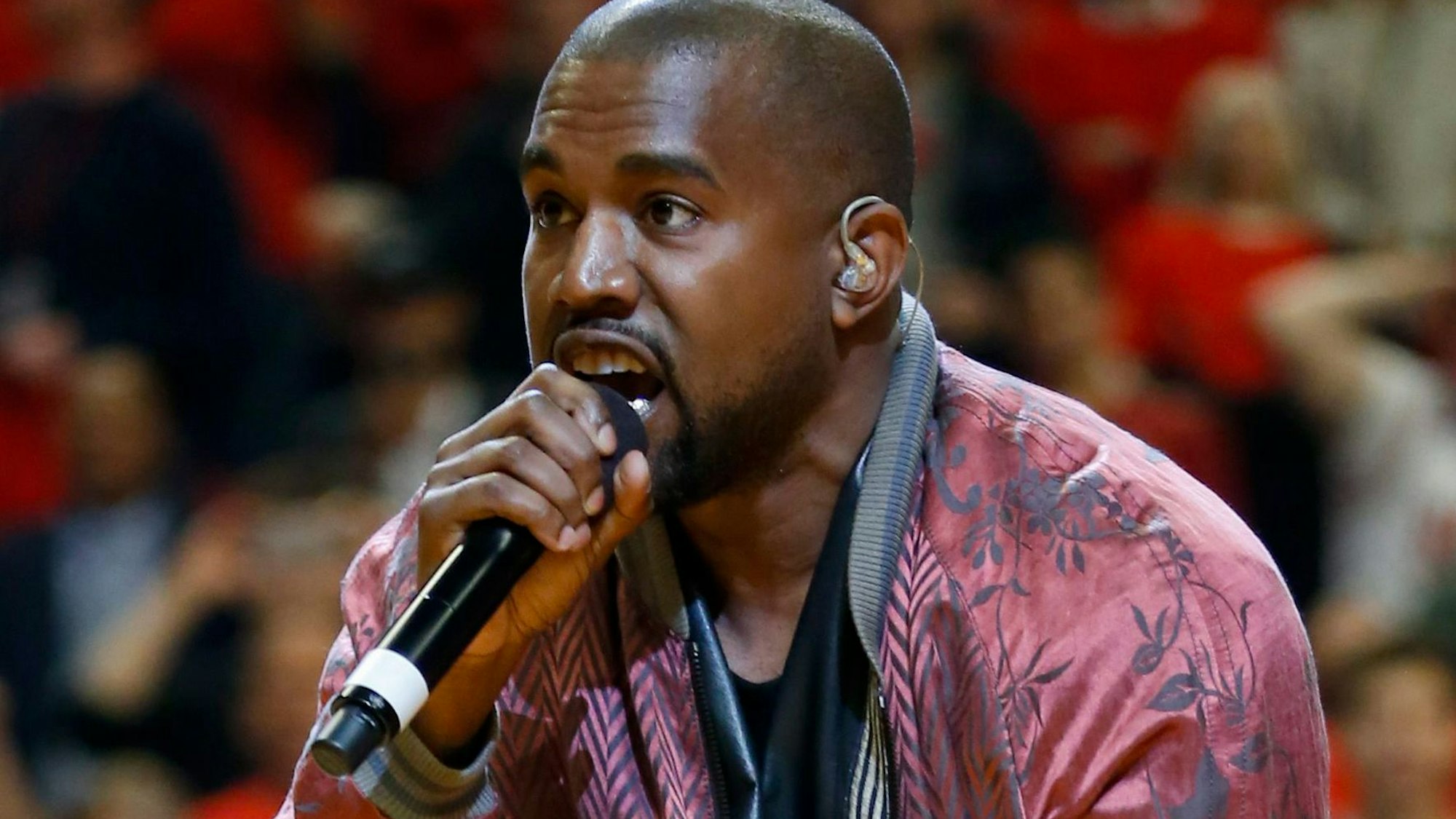 Der US-Rapper Kanye West tritt während eines NBA-Halbfinales auf.