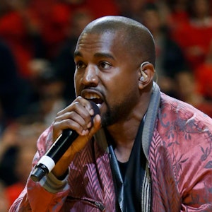 Der US-Rapper Kanye West tritt während eines NBA-Halbfinales auf.