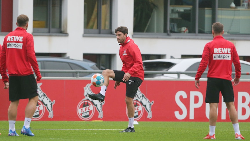Jonas Hector spielt den Ball im Training des 1. FC Köln