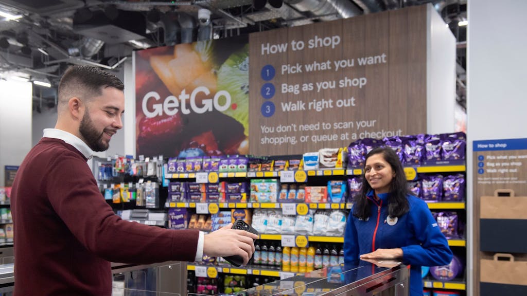 Ein Mann betritt den Supermarkt durch Scannen eines QR-Codes. Die britische Handelskette Tesco hat in London ihren ersten Supermarkt ohne Kassen oder Bezahlschalter eröffnet.