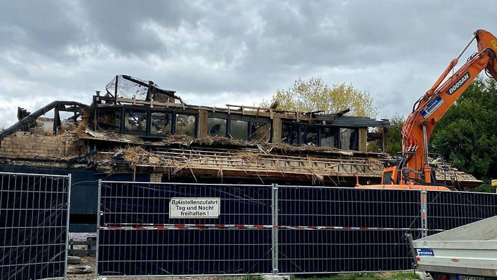 Nach dem Brand Ostersonntag (4.4.21) ist von der Reetdach-Villa in Köln-Hahnwald nur noch eine verkohlte Ruine übrig.