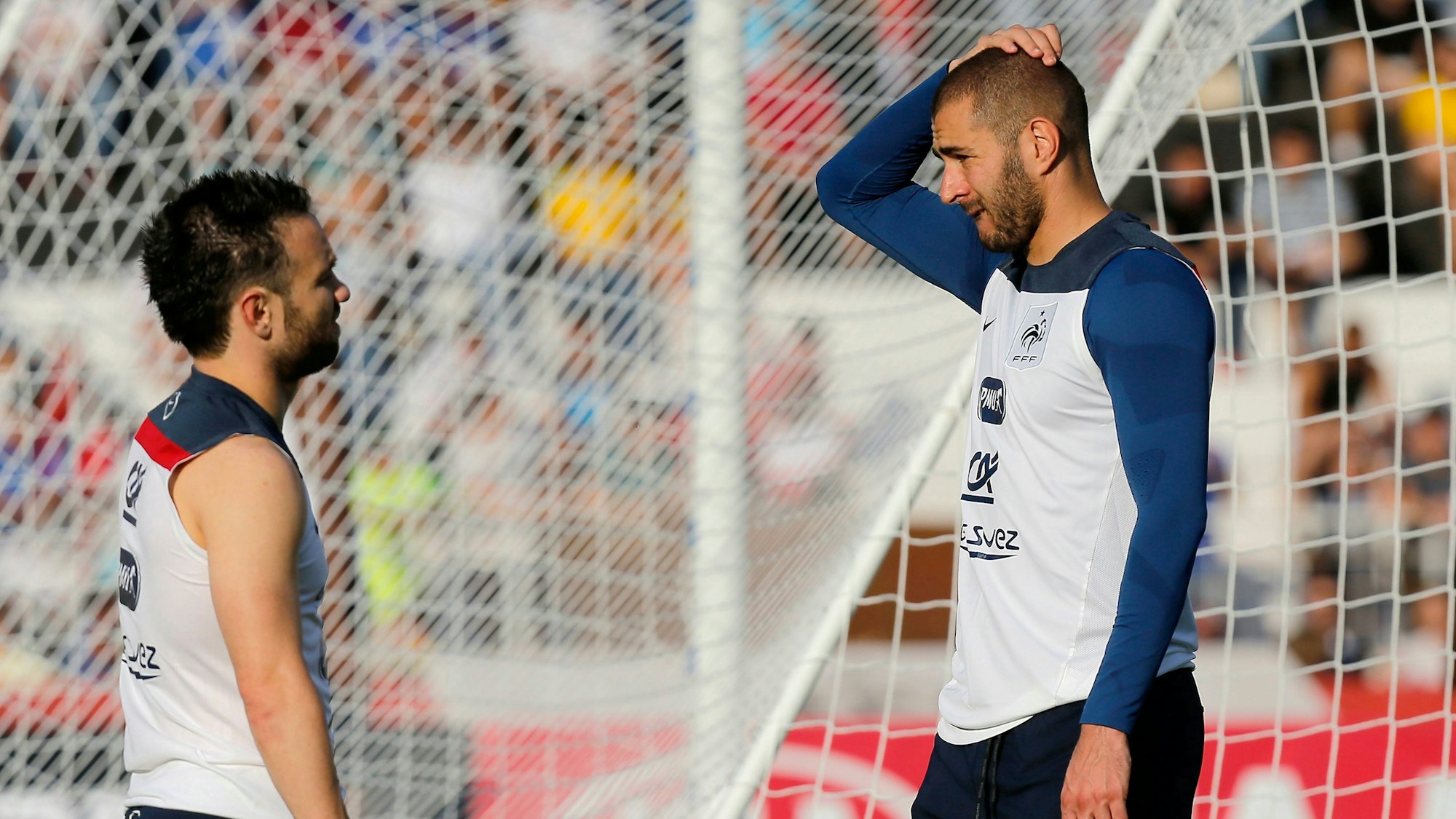 Die beiden früheren TeamkollegenMathieu Valbuena und Karim Benzema unterhalten sich.