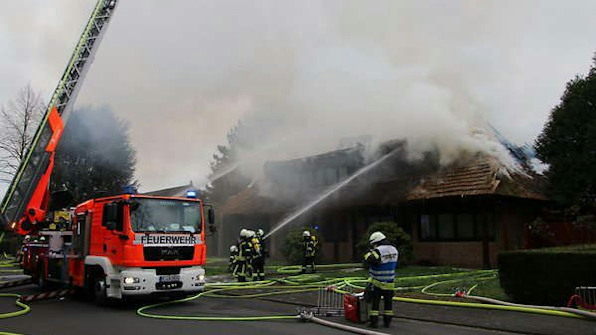 Ostersonntag (4.4.21) brennt in Köln-Hahnwald eine Reetdach-Villa.
