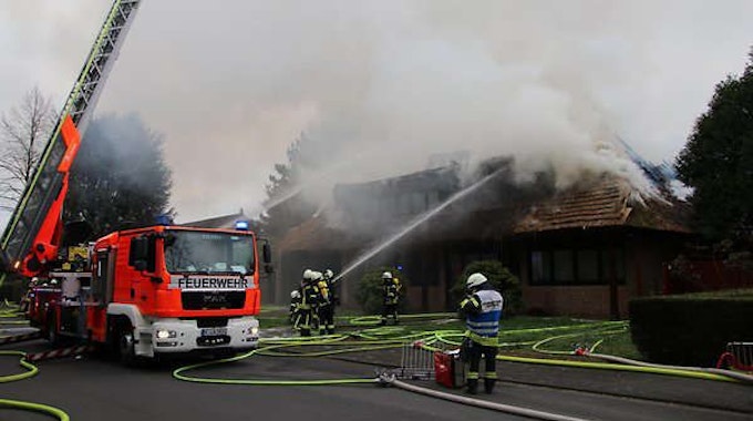 Ostersonntag (4.4.21) brennt in Köln-Hahnwald eine Reetdach-Villa.
