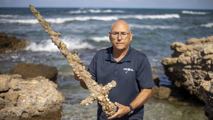 Ein Hobbytaucher findet an der israelischen Mittelmeerküste ein antikes Schwert. Auf dem Foto (aufgenommen am 19. Oktober 2021) sieht man Jacob Sharvit, den Direktor der Abteilung für Meeresarchäologie der israelischen Altertumsbehörde, welcher das Schwert in der Hand hält.