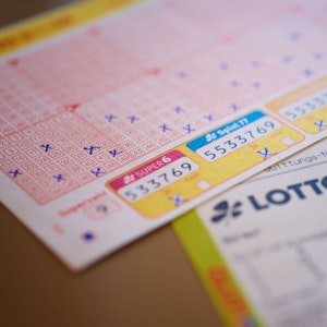 Symbolfoto eines Lottoscheines.