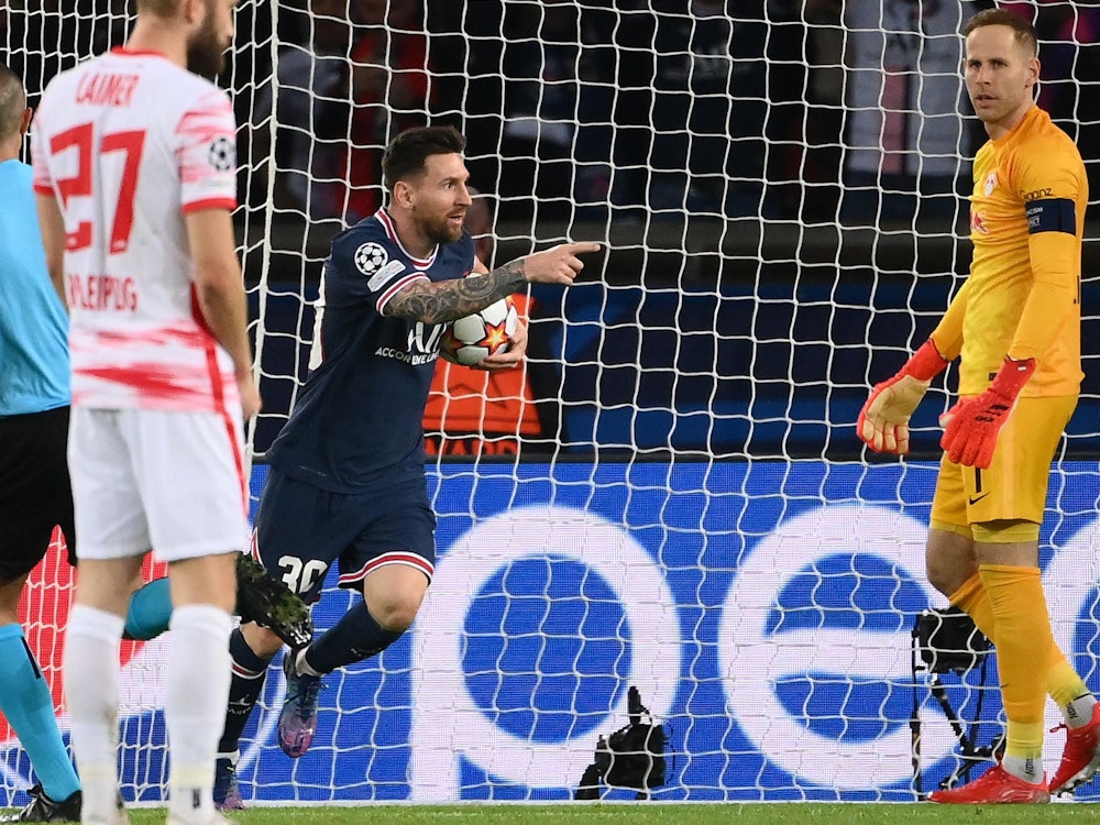 Lionel Messi (PSG) holt nach seinem Tor gegen RB Leipzig den Ball aus dem Tor.