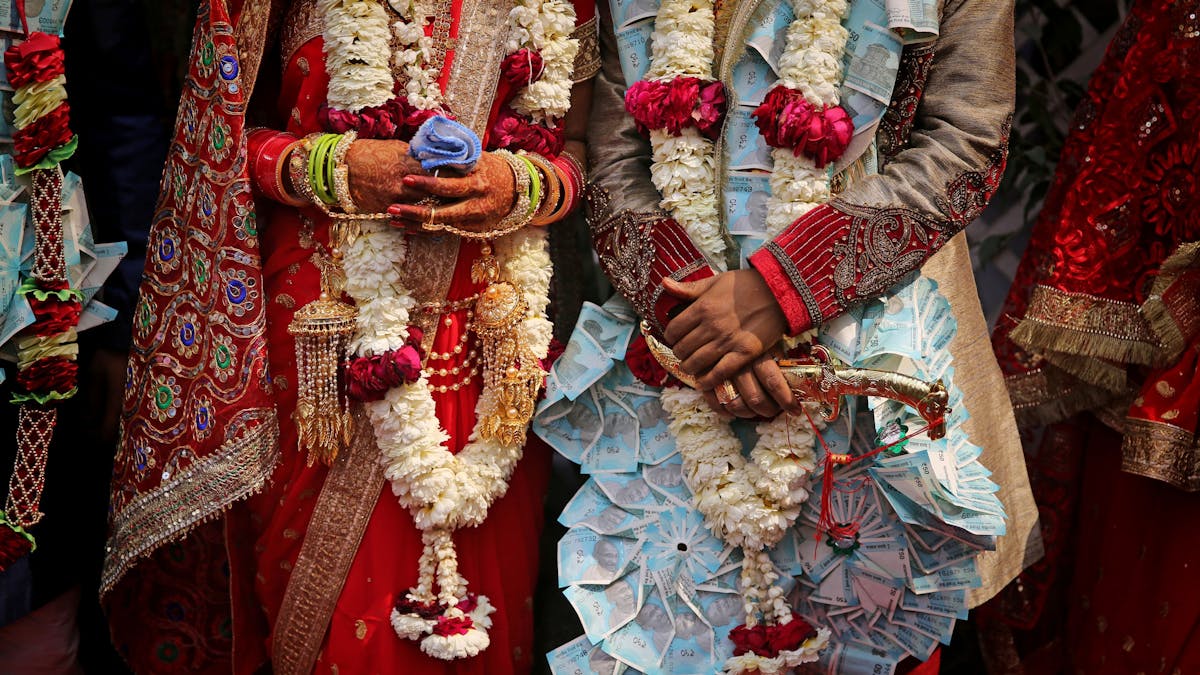 Ein frisch verheiratetes indisches Ehepaar steht nach der Trauung in Neu-Delhi.