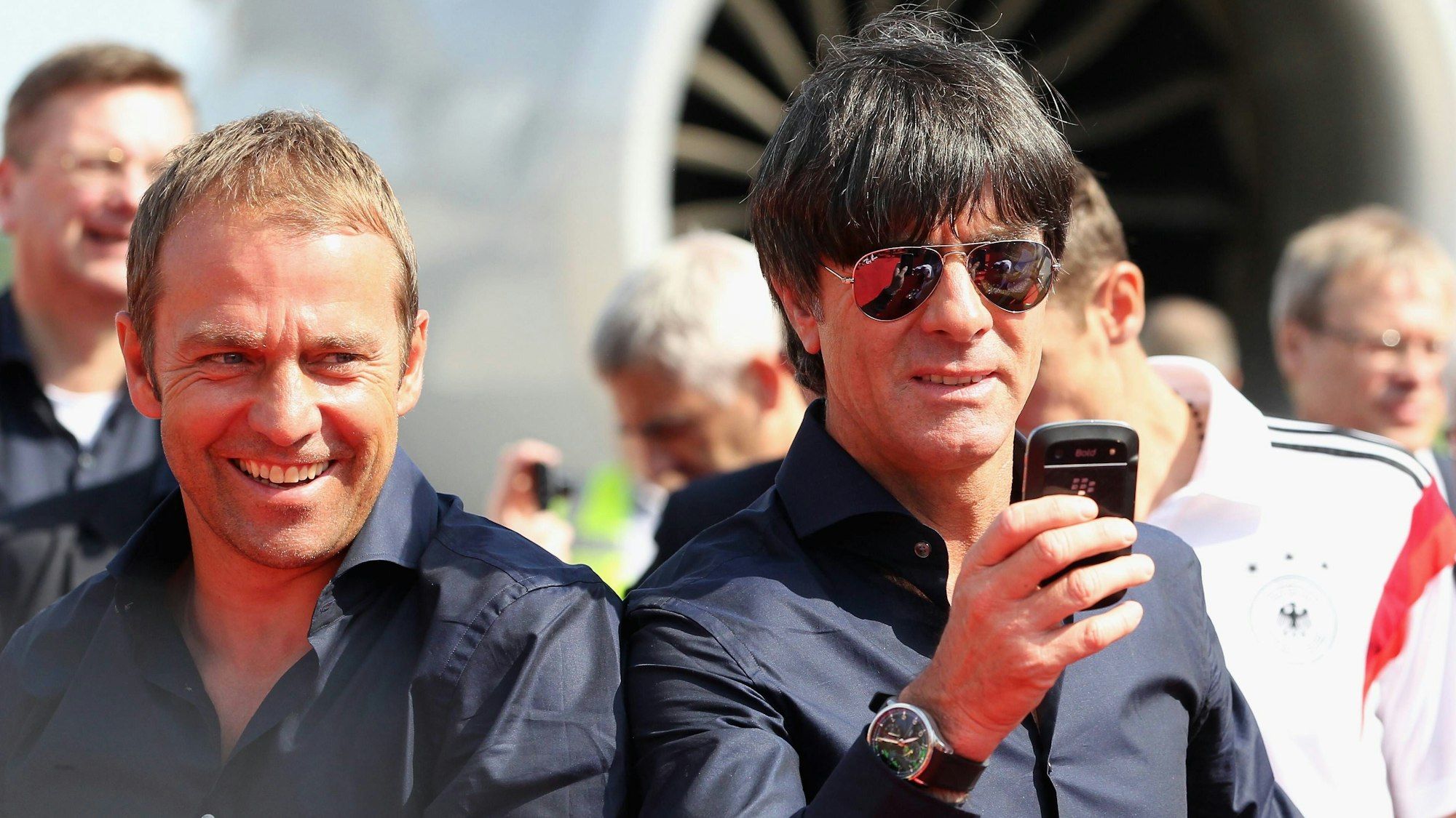 Nach dem WM-Sieg feiern Hansi Flick und Joachim Löw mit den Fans.