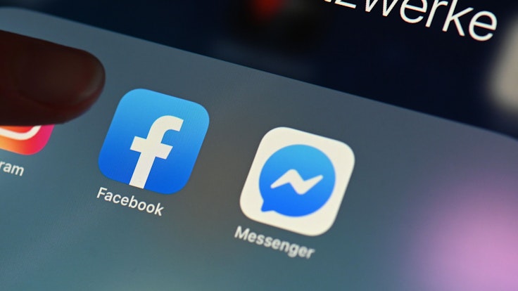 Eine Person zeigt auf einem Tablet auf die Facebook App. Der Facebook-Konzern soll Medienberichten zufolge umbenannt werden.