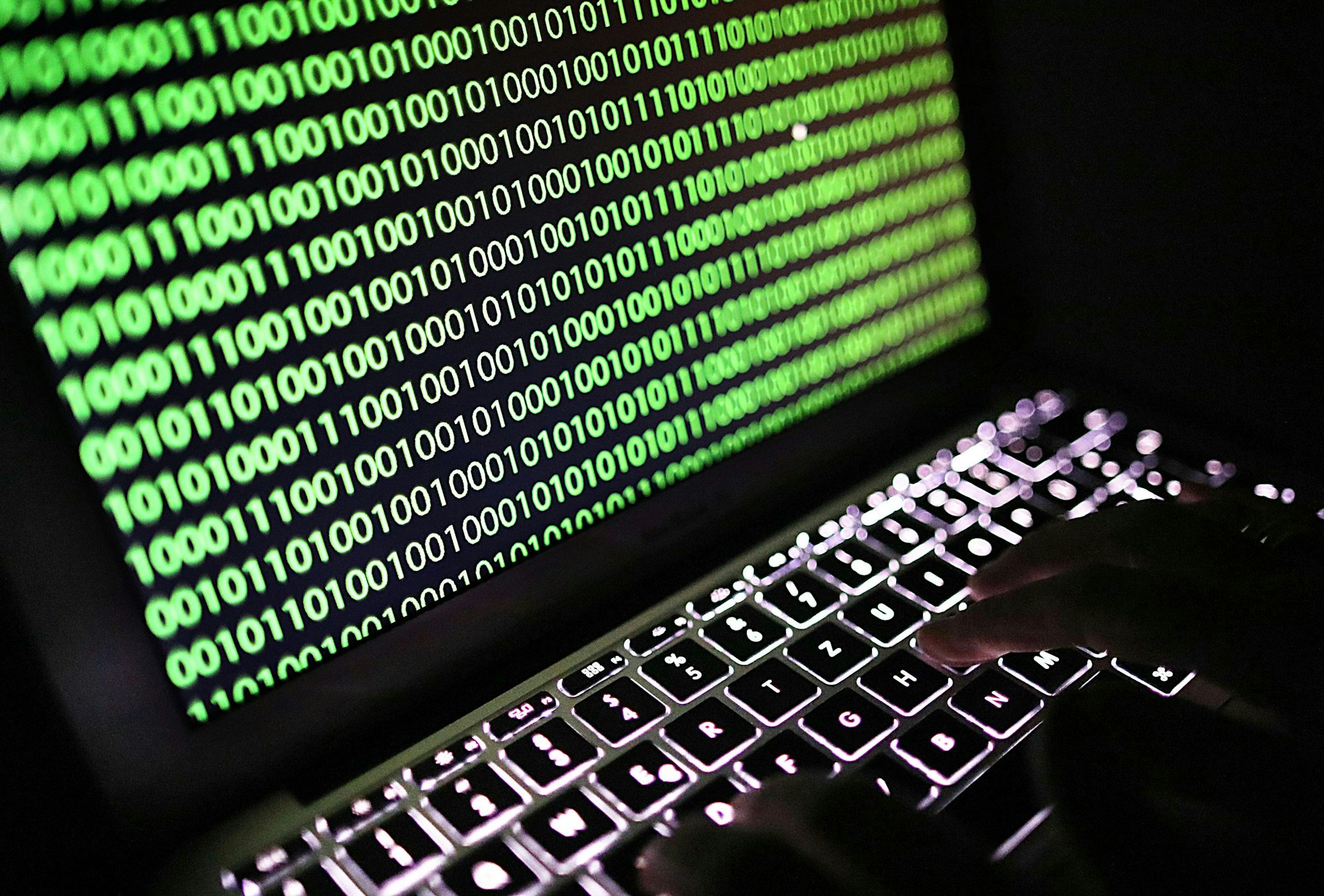 Auf dem Bildschirm eines Laptops ist am 19. Mai 2017 der Binärcode zu sehen. Die Stadtverwaltung von Witten ist nach einem Hackerangriff nicht mehr erreichbar. Am vergangenen Wochenende habe es einen Hackerangriff auf die technischen Systeme gegeben, teilte die Ruhrgebietsstadt mit.