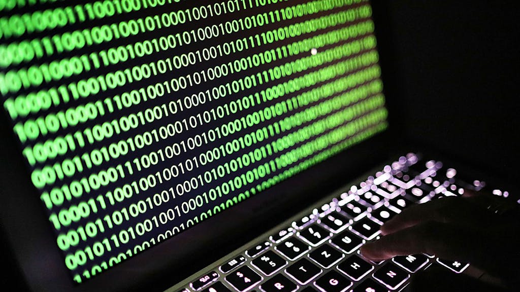 Auf dem Bildschirm eines Laptops ist am 19. Mai 2017 der Binärcode zu sehen. Die Stadtverwaltung von Witten ist nach einem Hackerangriff nicht mehr erreichbar. Am vergangenen Wochenende habe es einen Hackerangriff auf die technischen Systeme gegeben, teilte die Ruhrgebietsstadt mit.&nbsp;