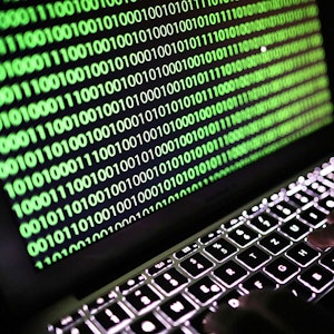 Auf dem Bildschirm eines Laptops ist am 19. Mai 2017 der Binärcode zu sehen. Die Stadtverwaltung von Witten ist nach einem Hackerangriff nicht mehr erreichbar. Am vergangenen Wochenende habe es einen Hackerangriff auf die technischen Systeme gegeben, teilte die Ruhrgebietsstadt mit.