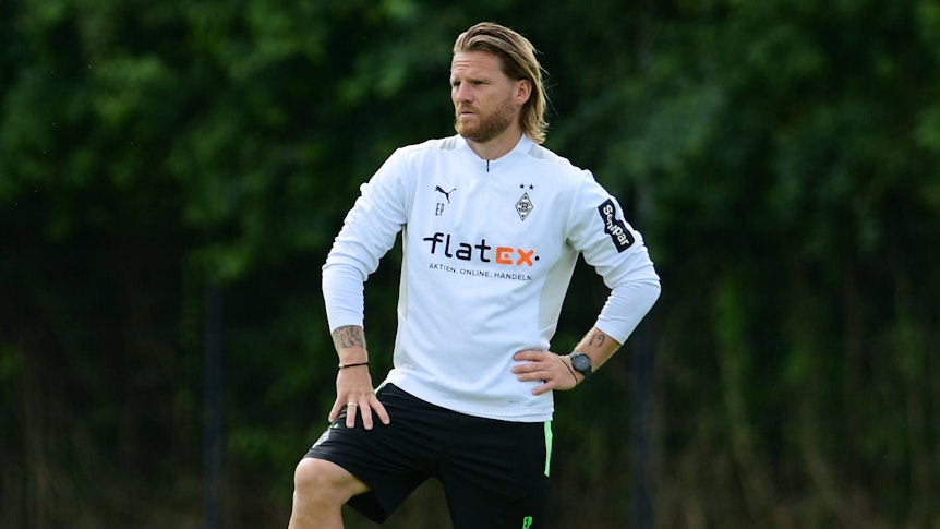 Eugen Polanski von Borussia Mönchengladbach, steht am 20. Juli 2021 im Trainingslager in Harsewinkel auf dem Fußballplatz.