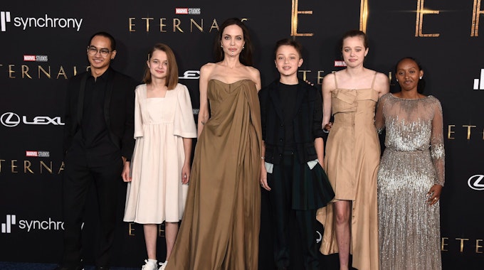 Angelina Jolie und ihre fünf Kinder (von links) Maddox Jolie-Pitt, Vivienne Jolie-Pitt, Knox Jolie-Pitt, Shiloh Jolie-Pitt und Zahara Jolie-Pitt am 19. Oktober auf der Premiere des Films Eternals in Los Angeles.
