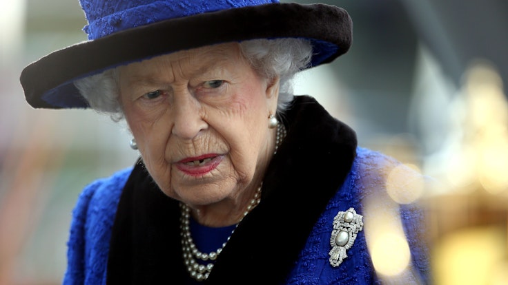 Die britische Königin Elizabeth II. vor der Überreichung der Trophäe nach den „Qipco British Champions Fillies & Mares Stakes“ am 16. Oktober 2021 auf der Rennbahn von Ascot.