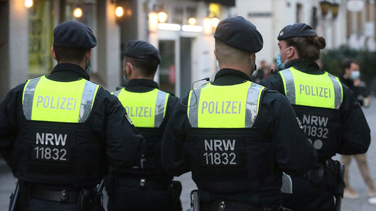 Polizisten einer Hundertschaft gehen in der Düsseldorfer Altstadt Streife. Der Polizeibeauftragte des Landes NRW hat binnen zwölf Monaten 248 Eingaben von Beschäftigten bekommen. (zu dpa: «Fast 250 Eingaben an Polizeibeauftragten - Kritik an Führungskräften») +++ dpa-Bildfunk +++