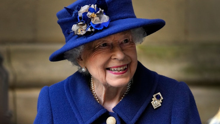 Königin Elizabeth II. sollte der „Oldie of the Year“-Award verliehen werden, doch sie weist diesen zurück. Auf dem Foto (aufgenommen am 12. Oktober 2021), sieht man die Queen mit einem blauen Mantel und einem blauen Hut.