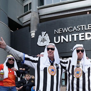 Fans von Newcastle United posieren vor dem Stadion als Scheichs verkleidet.