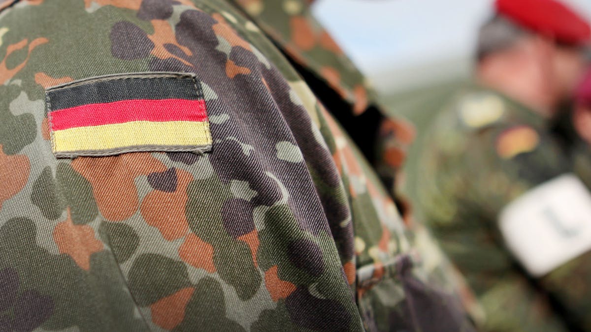 Die Deutschland-Flagge ist auf der Tarnkleidung eines Soldaten auf einem Truppenübungsplatz zu sehen, aufgenommen im Mai 2010.&nbsp;