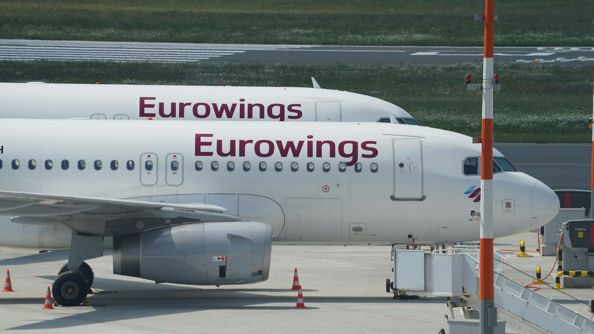 Passagierflugzeuge der Fluggesellschaft Eurowings stehen am 11. Juni 2021 auf dem Vorfeld des Hamburger Flughafens. Beim Neustart des europäischen Flugverkehrs nach Corona setzt die Lufthansa-Tochter Eurowings auf Niedriglöhne in Osteuropa.