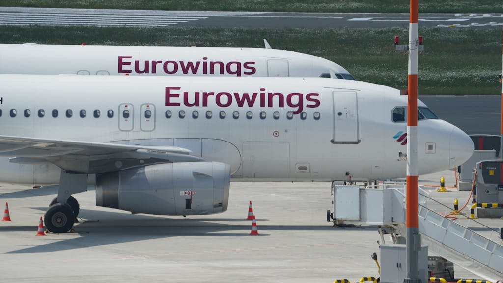 Passagierflugzeuge der Fluggesellschaft Eurowings stehen am 11. Juni 2021 auf dem Vorfeld des Hamburger Flughafens. Beim Neustart des europäischen Flugverkehrs nach Corona setzt die Lufthansa-Tochter Eurowings auf Niedriglöhne in Osteuropa.&nbsp;