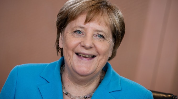 Auf dem Foto (aufgenommen am 10. Juli 2019) sieht man Bundeskanzlerin Angela Merkel, die zu Beginn der Sitzung des Bundeskabinetts im Kanzleramt lacht.